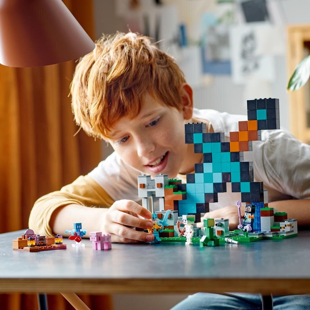 LEGO Minecraft - Miekkavartio 8+