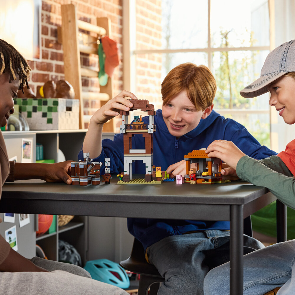LEGO Minecraft - Ryöstelijöiden etuvartioasema ja Tuhokylvyri 9+