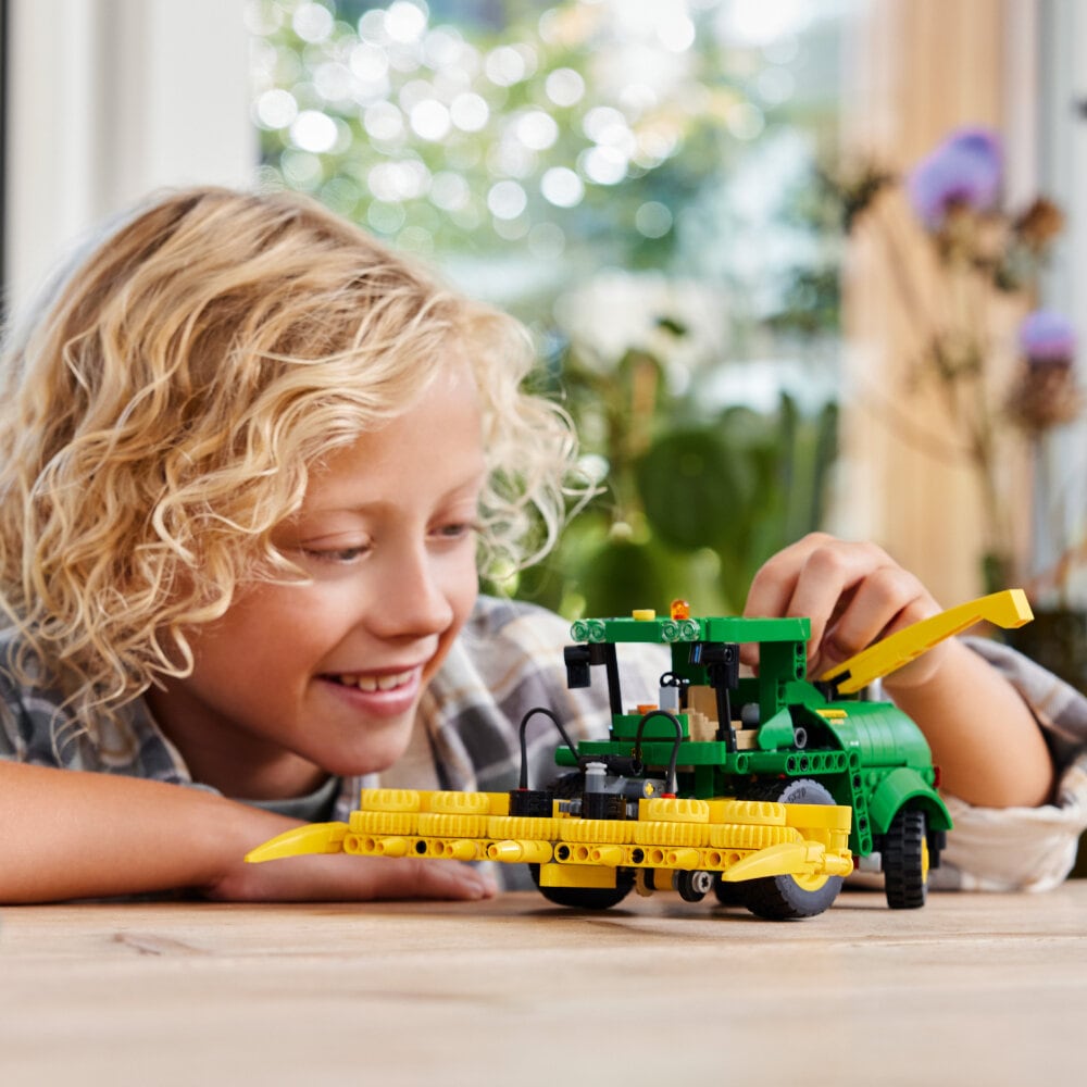 LEGO Technic - John Deere 9700 Forage Harvester 9+