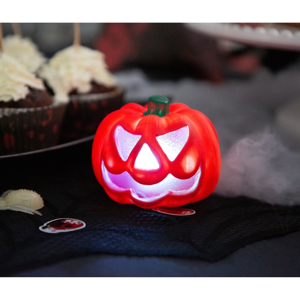 Valaiseva Halloween-kurpitsa väriä vaihtavalla valolla