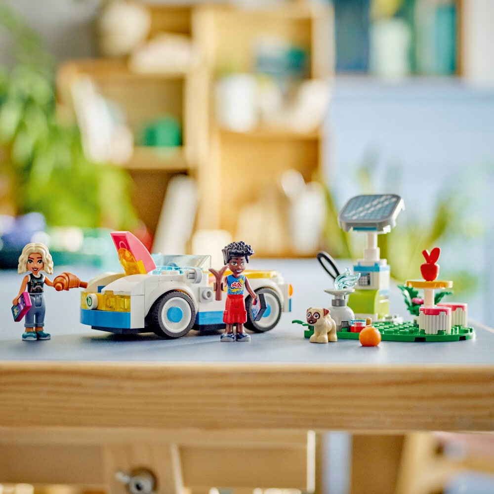LEGO Friends - Sähköauto ja latausasema 6+