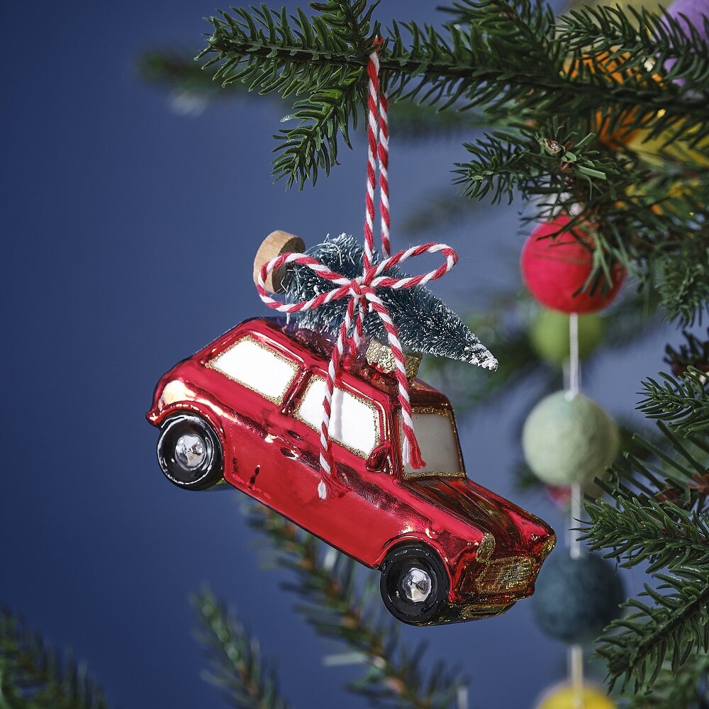Joulukuusenkoriste - Punainen auto ja joulukuusi 9 x 6 cm