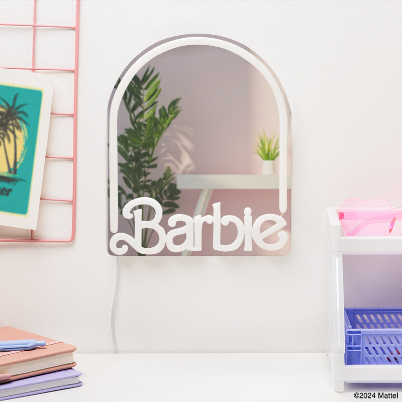 Barbie LED-seinävalaisin peilillä