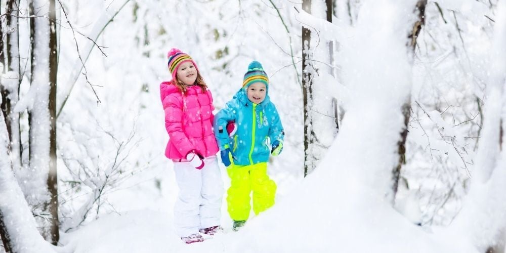 Barn leker i snön