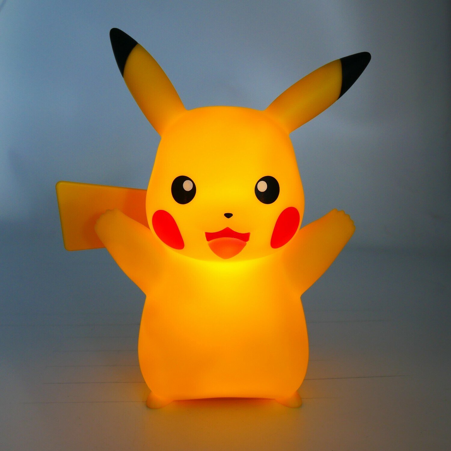 Pokémon - Lampuu Happy Pikachu 25 cm