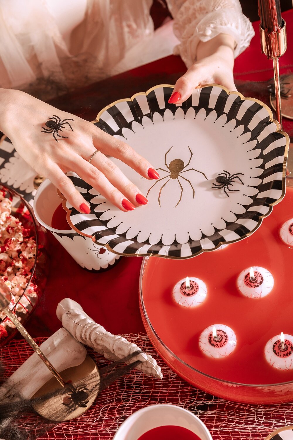 Halloweenlautaset kultaisella hämähäkillä 6 kpl