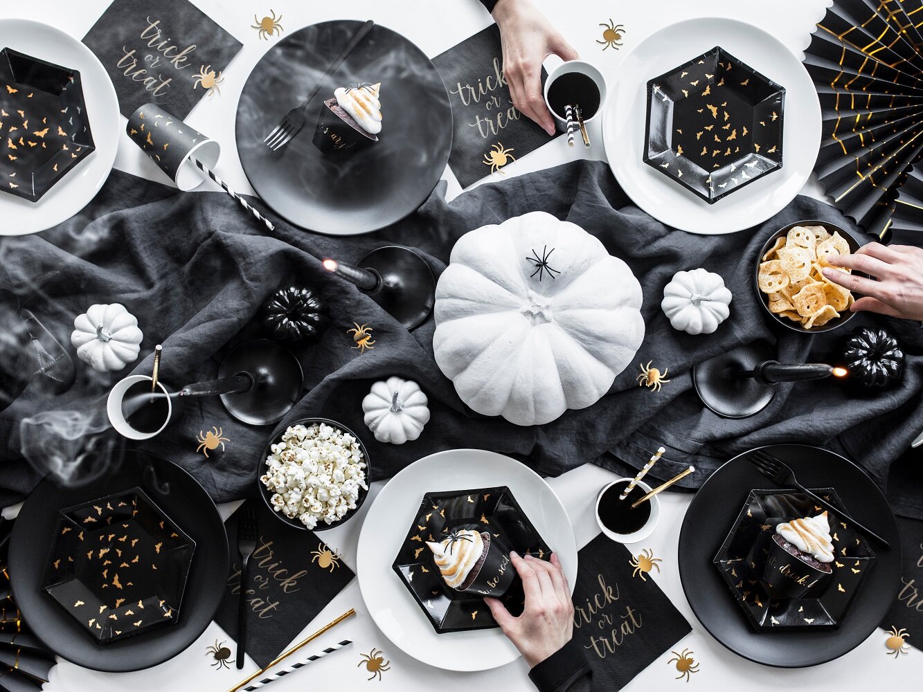 Halloweenlautaset kultaisilla lepakoilla 6 kpl
